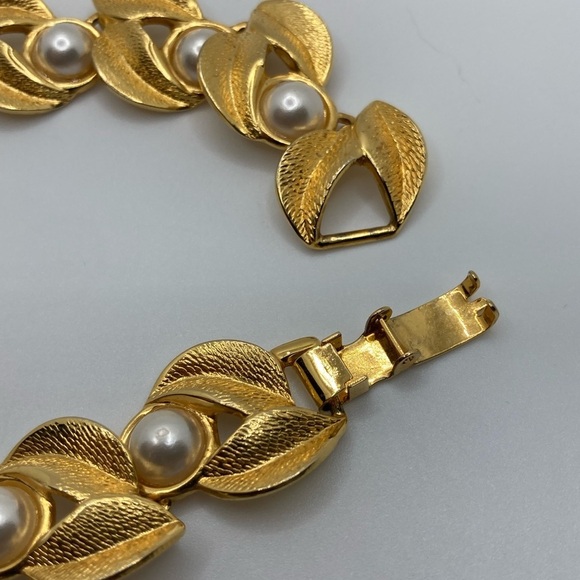 Vtg Gold Tone an Faux Pearl Articulated Leaf Link Necklace 17” - Picture 5 of 6